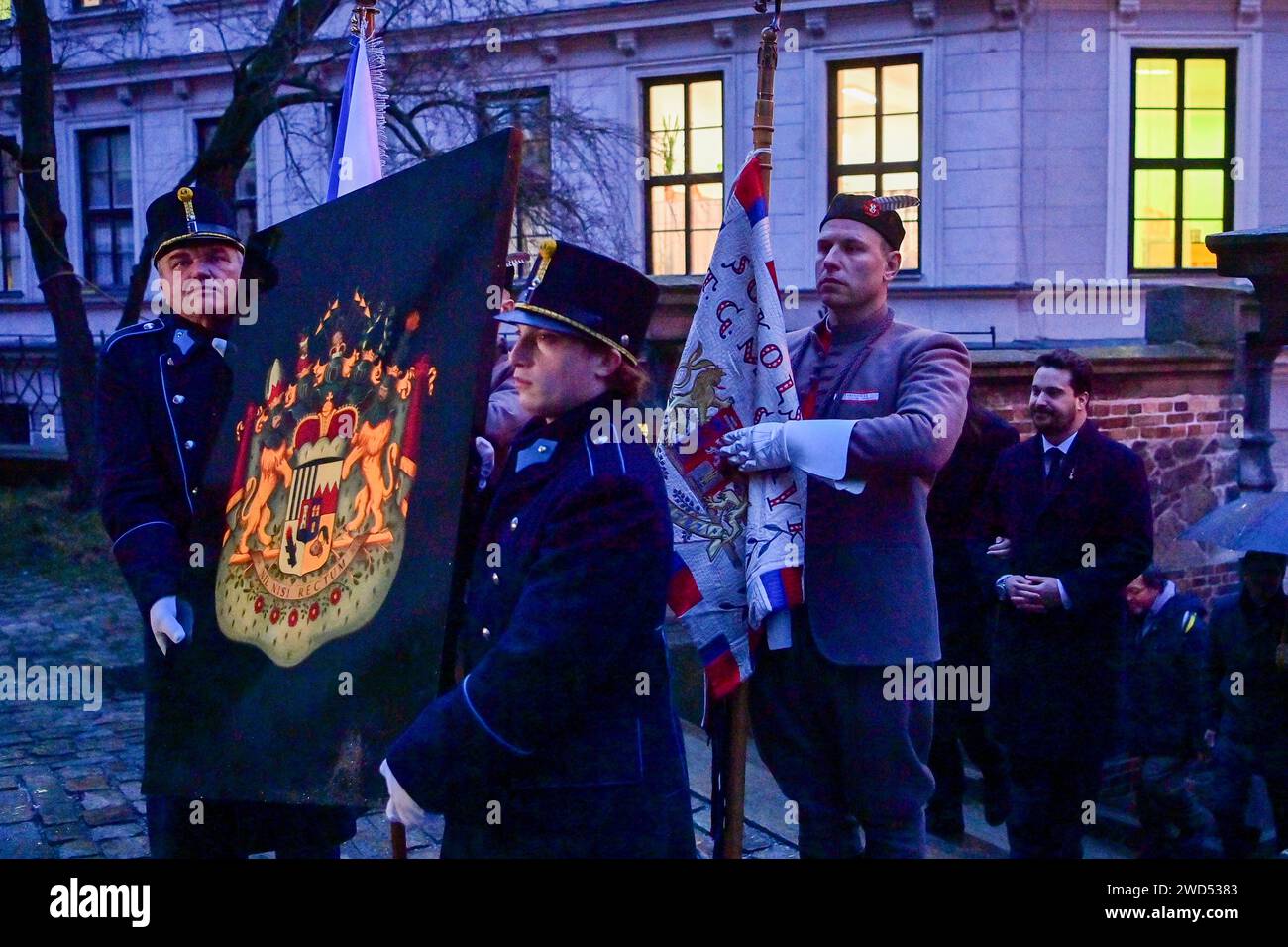 Église Saint Vitus, Cesky Krumlov. 18 janvier 2024. Requiem ducal pour l'ancien ministre des Affaires étrangères Karel Schwarzenberg en présence de Schwarzenberg Grenadier Guard, famille de Schwarzenberg (belle-fille de Schwarzenberg Francesca et neveu Ferdinand, à droite) à l'église Saint Vitus, Cesky Krumlov, République tchèque, le 18 janvier 2024. Karel Schwarzenberg, sénateur, chancelier du bureau présidentiel de Vaclav Havel et membre de l'une des plus anciennes familles nobles d'Europe, est décédé à Vienne le 12 novembre. Il avait 85 ans. Crédit : Vaclav Pancer/CTK photo/Alamy Live News Banque D'Images