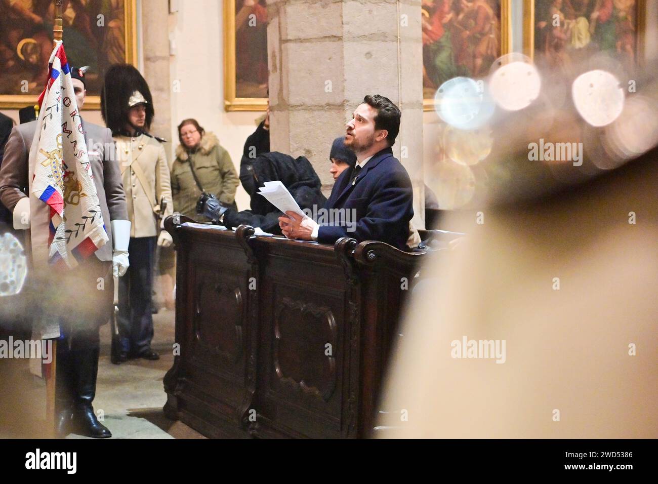 Église Saint Vitus, Cesky Krumlov. 18 janvier 2024. Requiem ducal pour l'ancien ministre des Affaires étrangères Karel Schwarzenberg en présence de Schwarzenberg Grenadier Guard, famille de Schwarzenberg (belle-fille de Schwarzenberg Francesca et neveu Ferdinand, à droite) à l'église Saint Vitus, Cesky Krumlov, République tchèque, le 18 janvier 2024. Karel Schwarzenberg, sénateur, chancelier du bureau présidentiel de Vaclav Havel et membre de l'une des plus anciennes familles nobles d'Europe, est décédé à Vienne le 12 novembre. Il avait 85 ans. Crédit : Vaclav Pancer/CTK photo/Alamy Live News Banque D'Images