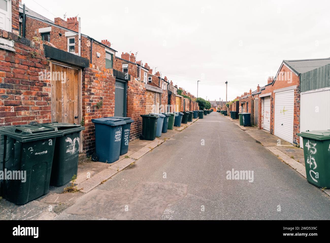 Poubelles à roues à l'extérieur des portes d'entrée dans la banlieue de Londres, royaume-uni - 2 mai 2023. Photo de haute qualité Banque D'Images