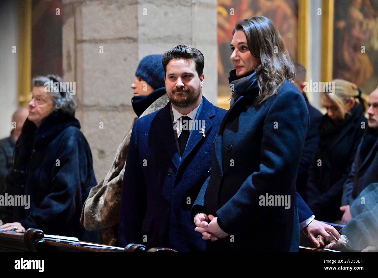 Église Saint Vitus, Cesky Krumlov. 18 janvier 2024. Requiem ducal pour l'ancien ministre des Affaires étrangères Karel Schwarzenberg en présence de la Garde grenadière Schwarzenberg, de la famille de Schwarzenberg (belle-fille de Schwarzenberg Francesca, à droite, et neveu Ferdinand) à l'église Saint Vitus, Cesky Krumlov, République tchèque, le 18 janvier 2024. Karel Schwarzenberg, sénateur, chancelier du bureau présidentiel de Vaclav Havel et membre de l'une des plus anciennes familles nobles d'Europe, est décédé à Vienne le 12 novembre. Il avait 85 ans. Crédit : Vaclav Pancer/CTK photo/Alamy Live News Banque D'Images
