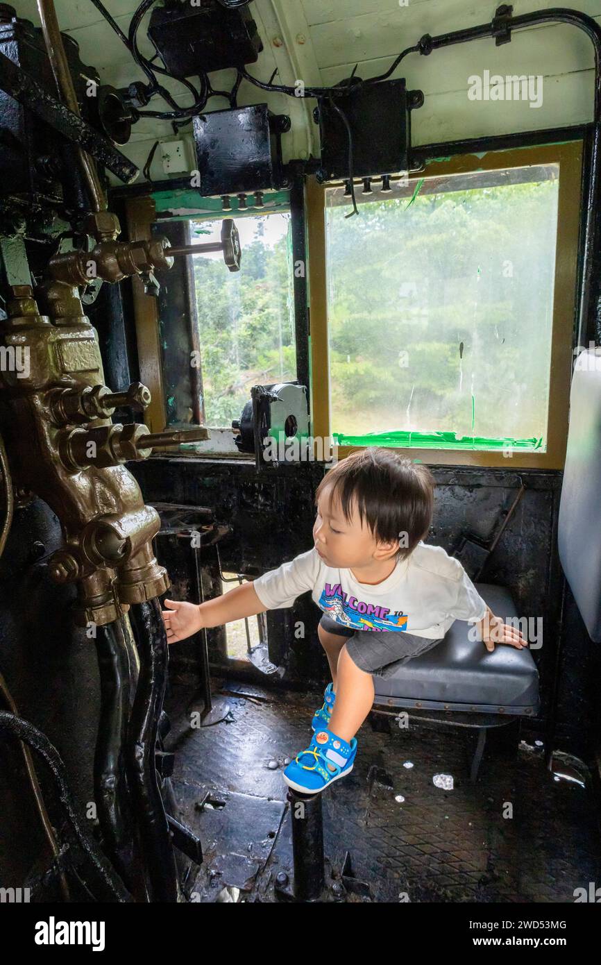 Petit garçon jouant dans le cockpit, vieille locomotive à vapeur, exposition commémorative du parc, ville de yokote, Akita, Japon, Asie de l'est, Asie Banque D'Images