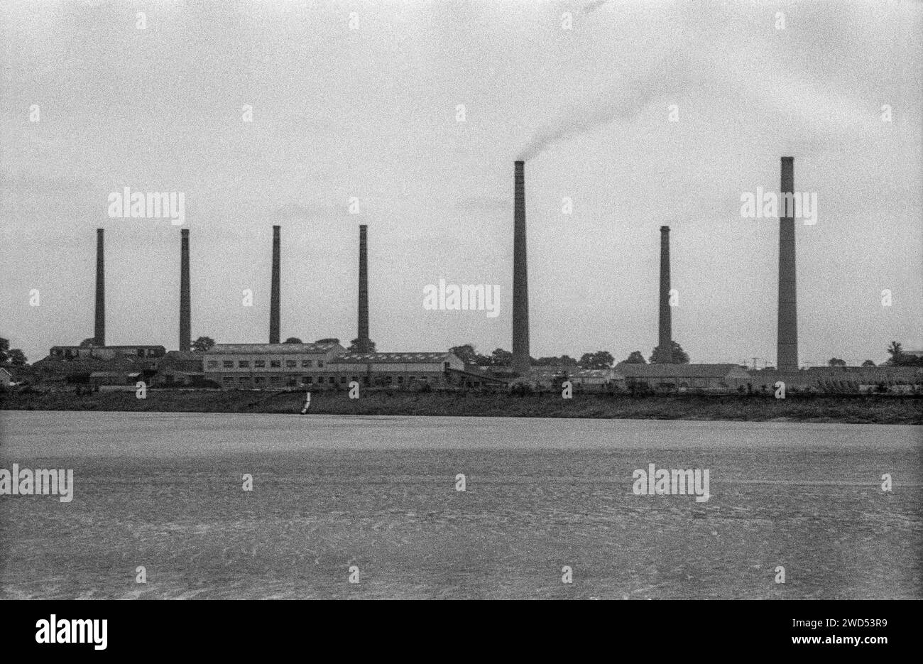 1976 Photographie noir et blanc des briqueteries de Peterborough. Fosses non utilisées comme lagons de cendres volantes pour les déchets des centrales électriques. Banque D'Images