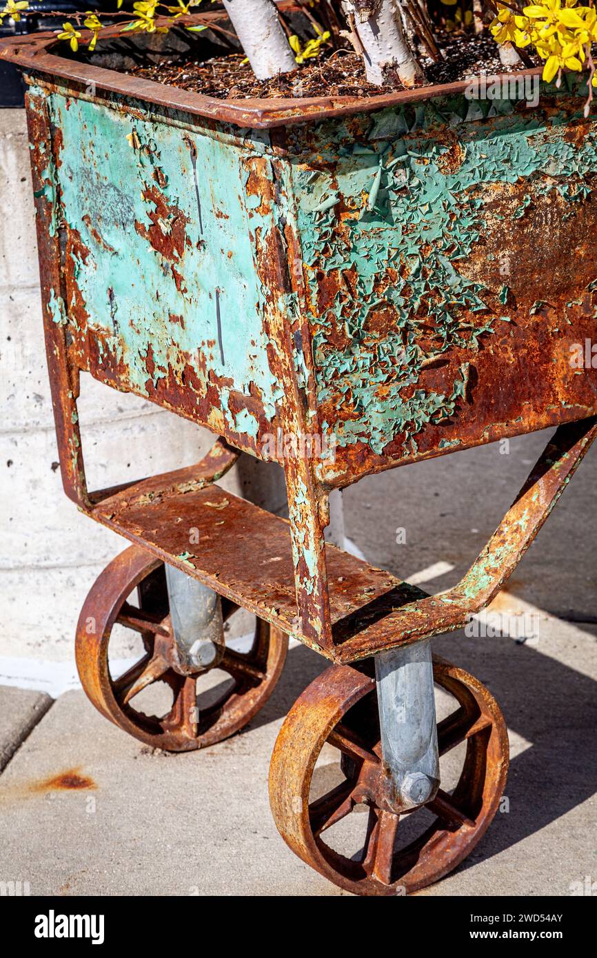 Vieux chariots industriels rouillés avec de la peinture pelable. Banque D'Images