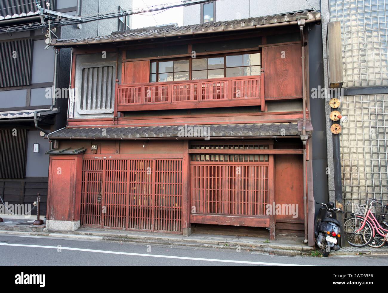 Une ancienne façade de magasin à Gion, Kyoto, Japon. Banque D'Images