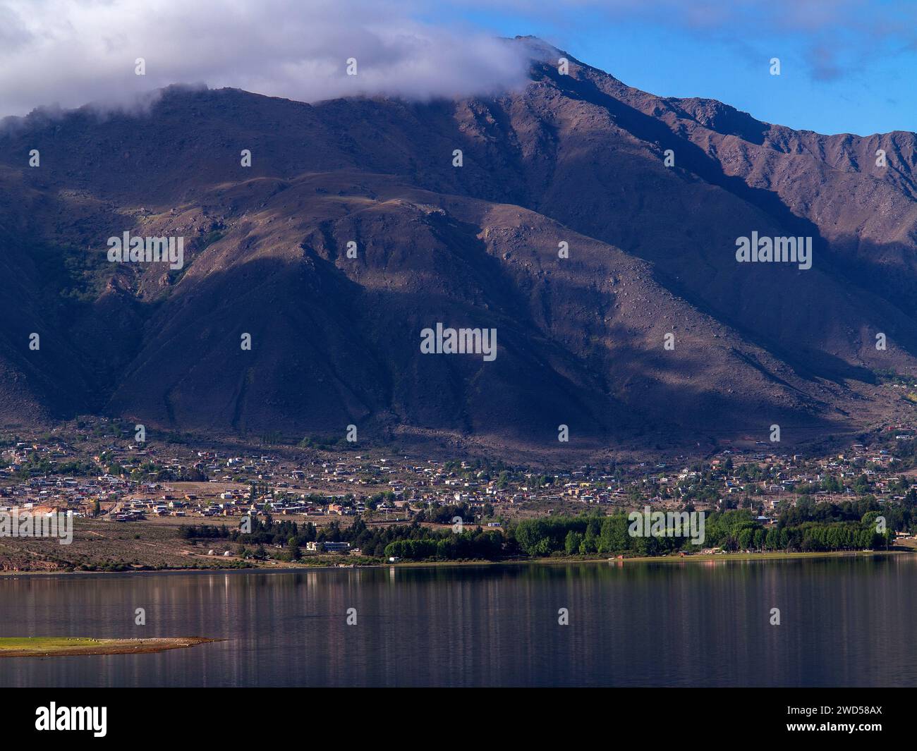 Lac la Angostura et ville El Mollar au loin, province de Tucuman, Argentine Banque D'Images