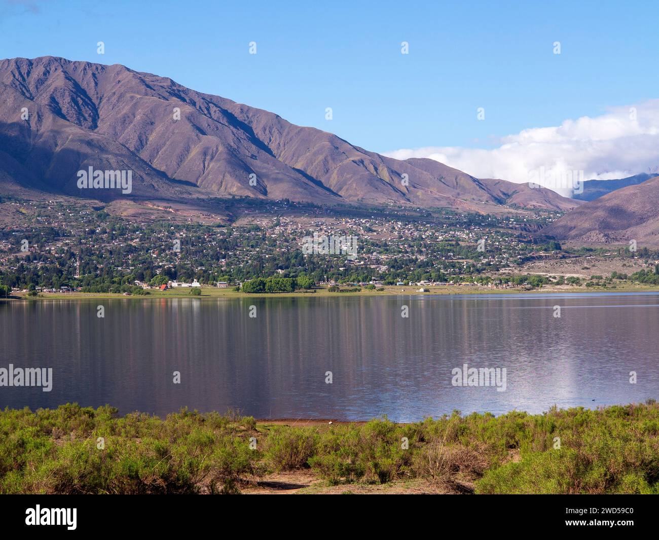 Lac la Angostura et ville El Mollar au loin, province de Tucuman, Argentine Banque D'Images