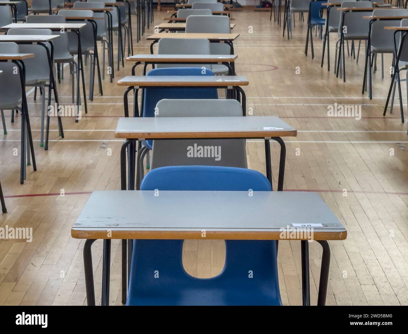 École, École. 18 janvier 2024. Images d'une salle d'école avec pupitres installés pour les examens des élèves. Crédit photo : phil wilkinson/Alamy Live News Banque D'Images