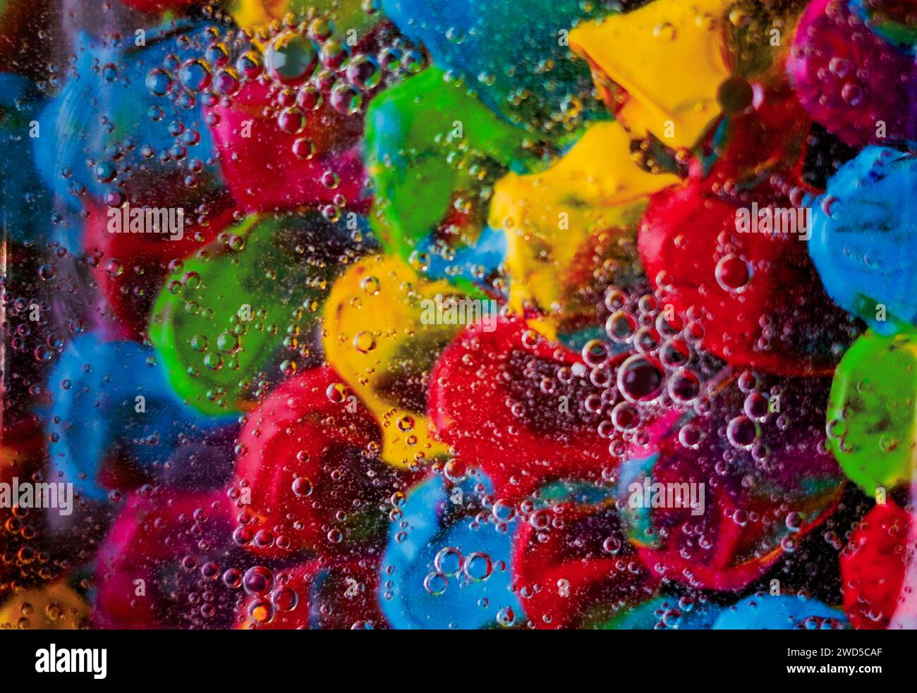 Fond abstrait coloré avec des gouttelettes. Banque D'Images