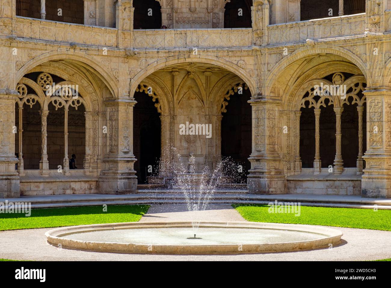 Cour intérieure, arches et colonnes du monastère de Jeronimos, Mosteiro dos Jerónimos, style gothique portugais tardif de l'architecture manuéline, Lisbonne Banque D'Images