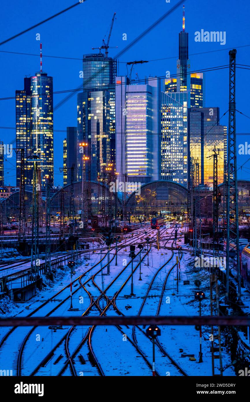 Gleisanlagen vor dem Hauptbahnhof von Frankfurt am main, Skyline der Hochhäuser in der cit, Winter, Schnee, Abenddämmerung, Hessen, NRW, Frankfurt HBF *** pistes en face de la gare principale de Francfort-sur-le-main, Skyline de gratte-ciel dans le CIT, hiver, neige, crépuscule, Hesse, NRW, gare principale de Francfort Banque D'Images