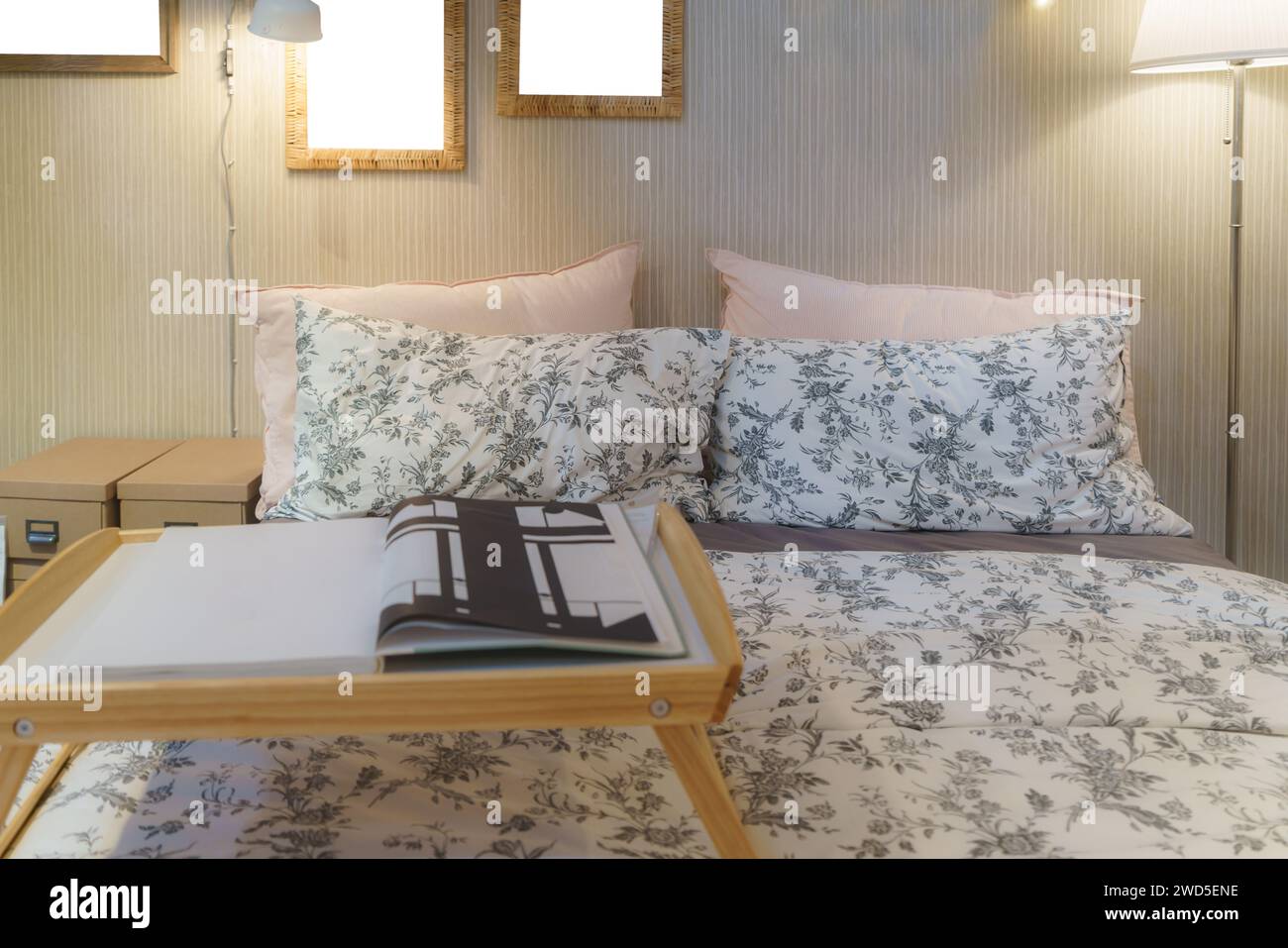 Chambre confortable ornée d'une lampe douce, projetant une lueur chaleureuse et accueillante. Cette scène incarne une retraite sereine, parfaite pour se détendre et embrasser Banque D'Images