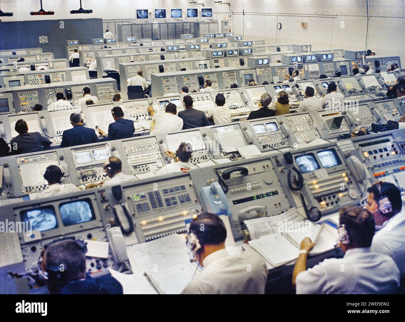 Centre de contrôle du lancement pendant les activités de lancement de la mission Apollo 8, première mission sur orbite lunaire habitée, Kennedy Space Center, Merritt Island, Floride, États-Unis, NASA, 21 décembre 1968 Banque D'Images