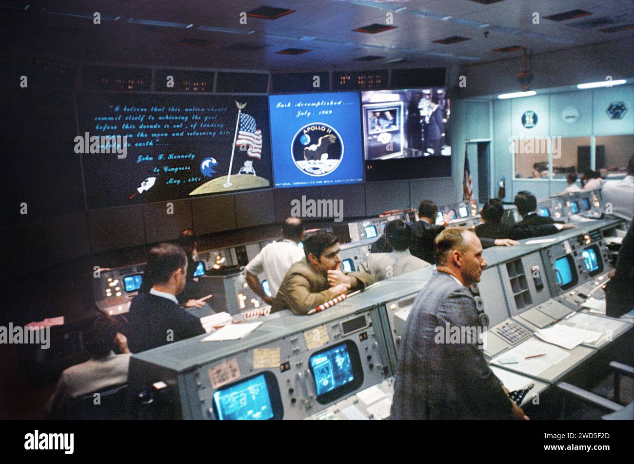 Salle de contrôle des opérations de mission dans le Centre de contrôle de mission, bâtiment 30, Centre de vaisseau spatial habité, à la fin de la mission d'atterrissage lunaire Apollo 11, Johnson, Centre spatial, Houston, Texas, USA, NASA, 24 juillet 1969 Banque D'Images