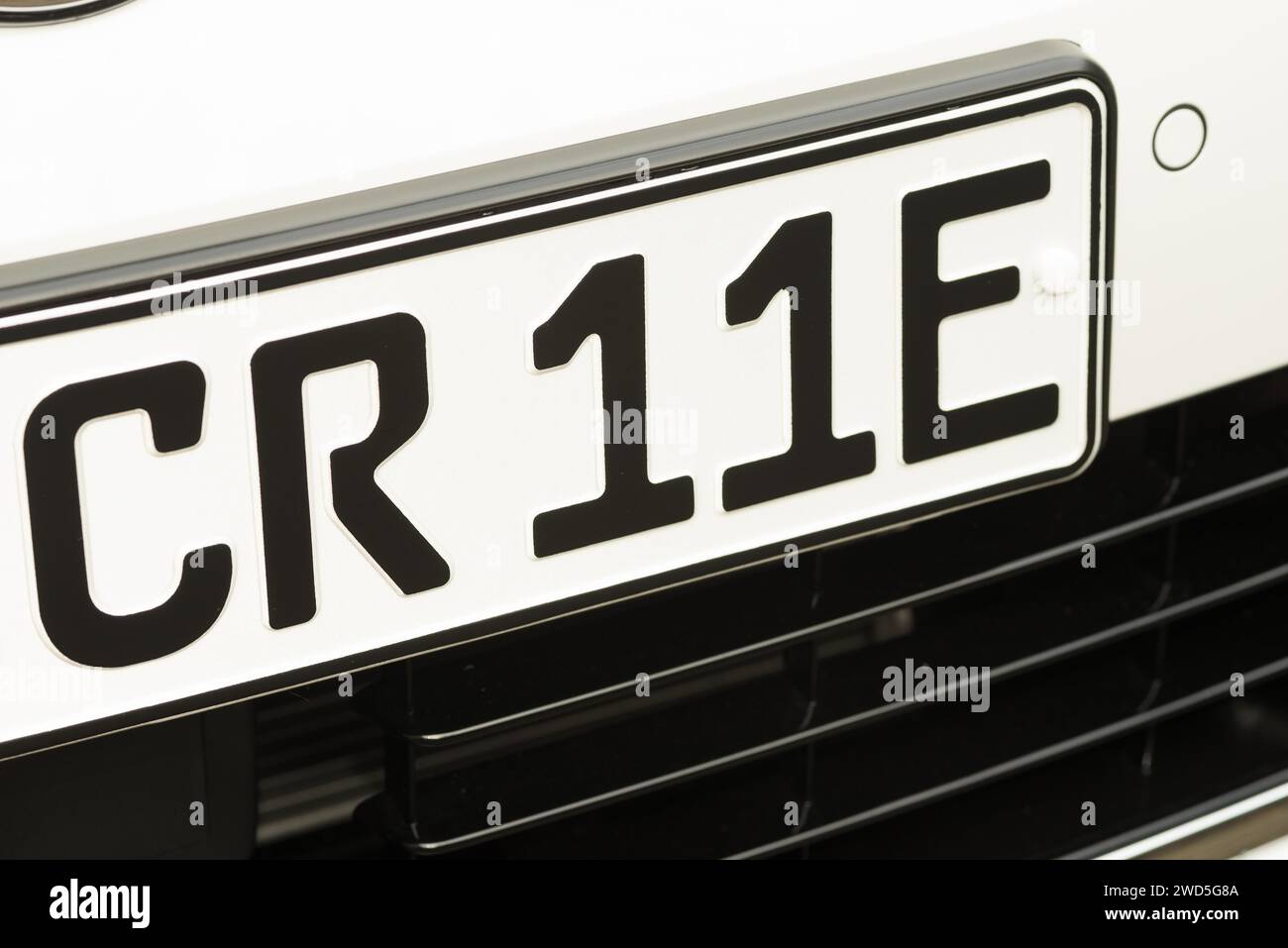 Plaque d'immatriculation du véhicule noir et blanc, plaque d'immatriculation, numéro d'immatriculation d'une voiture électrique (E-Golf) avec la combinaison CR 11E, voiture neuve Banque D'Images