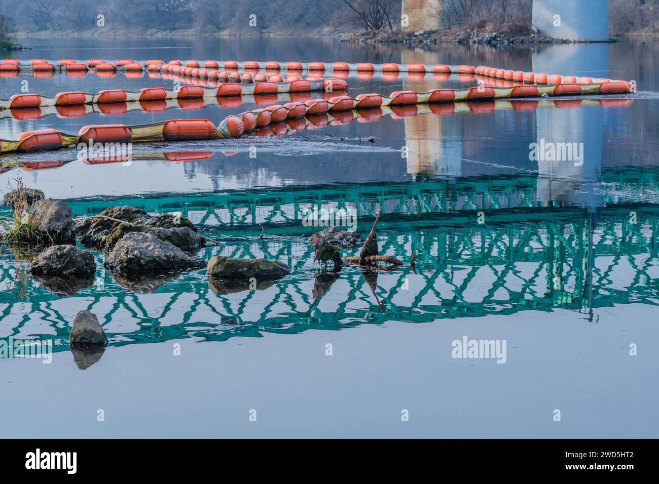 Reflet d'un pont ferroviaire en treillis vert dans la rivière où les flotteurs orange sont à la surface de l'eau, Corée du Sud, Corée du Sud Banque D'Images