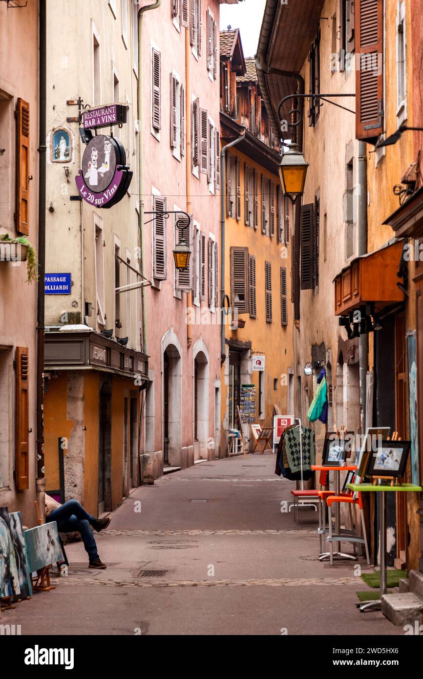 Annecy, France - 29 janvier 2022 : vue panoramique sur les magnifiques bâtiments historiques de la vieille ville d'Annecy, Rhône-Alpes, France. Banque D'Images