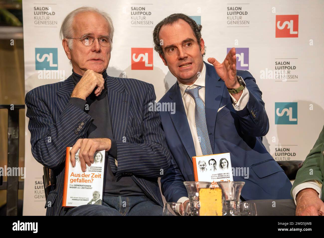 Harald Schmidt, deutscher Entertainer, mit Dominik Plörringer, BEI Veranstaltung Aus der Zeit gefallen, salon Luitpold, München, 18. Janvier 2024 Deutschland, München, 18. Janvier 2024, Harald Schmidt, geb. 1957, deutscher Entertainer und Fernsehmodérateur, und Dominik Plörringer rechts, Orthopäde und Buchautor, Harald Schmidt hier als Moderator der Veranstaltung : AUS der Zeit gefallen. Drei Generationen WIDER den Zeitgeist, Diskusionsveranstaltung zum gleichnamigen Buch, zu dem Harald Schmidt das Vorwort verfosst Hat, und zu BEI dem Dominik Plörringer Mitautor ist, in der Reihe salon Luitpold i Banque D'Images