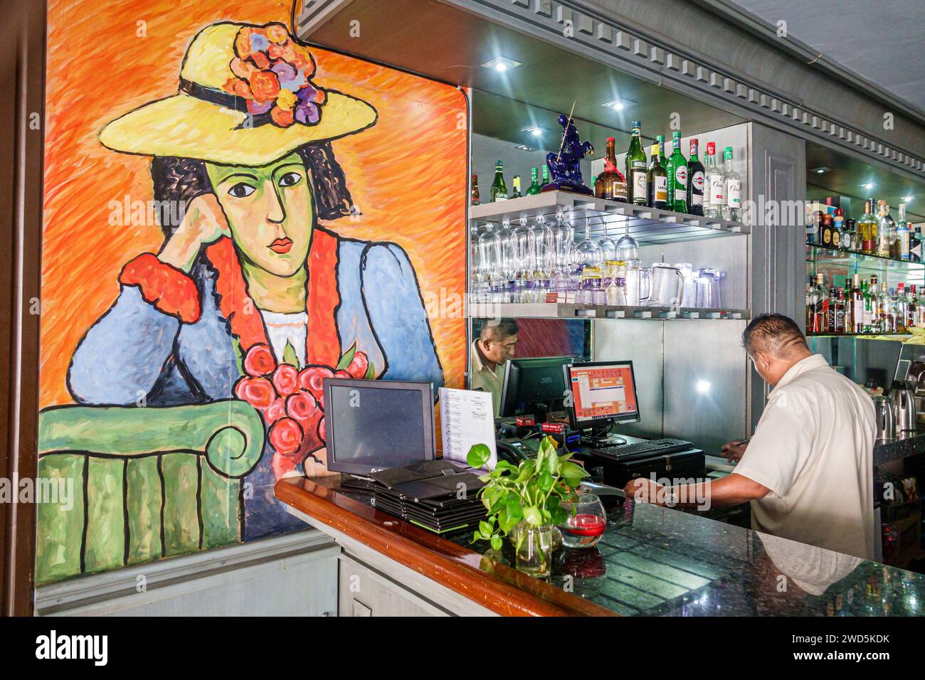 Merida Mexique,centro historico quartier historique central,bar pub,affiche de peinture Alexej Von Jawlensky artiste expressionnisme,intérieur,barman m Banque D'Images