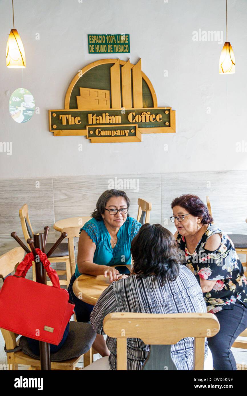 Merida Mexique, centro historico quartier historique central, le café Italian Coffee Company, intérieur, femme femme femme femme femme femme, adulte, résident, résident Banque D'Images
