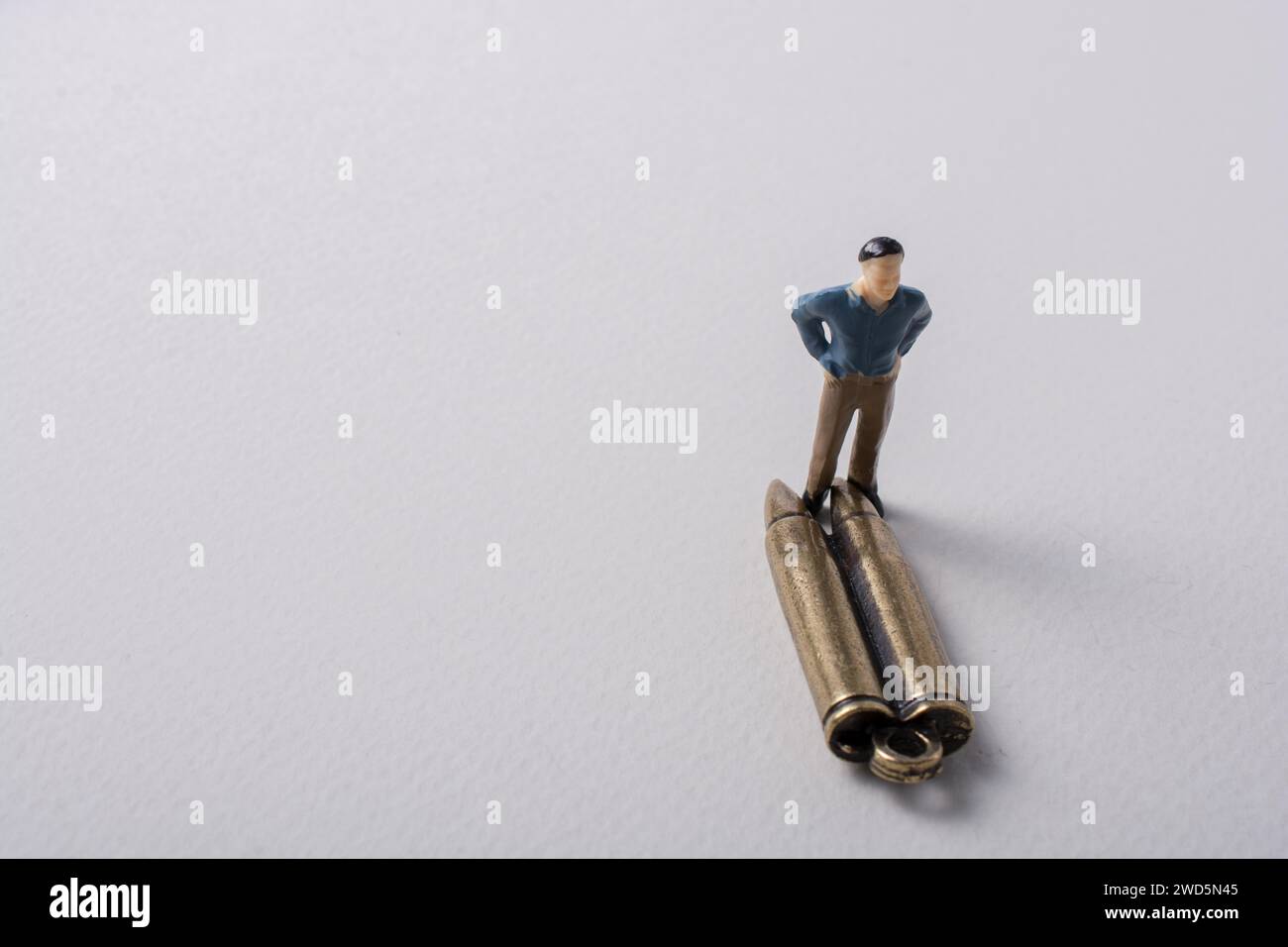 Homme modèle de figurine et Bullet comme conceptuel contre la photographie de guerre Banque D'Images