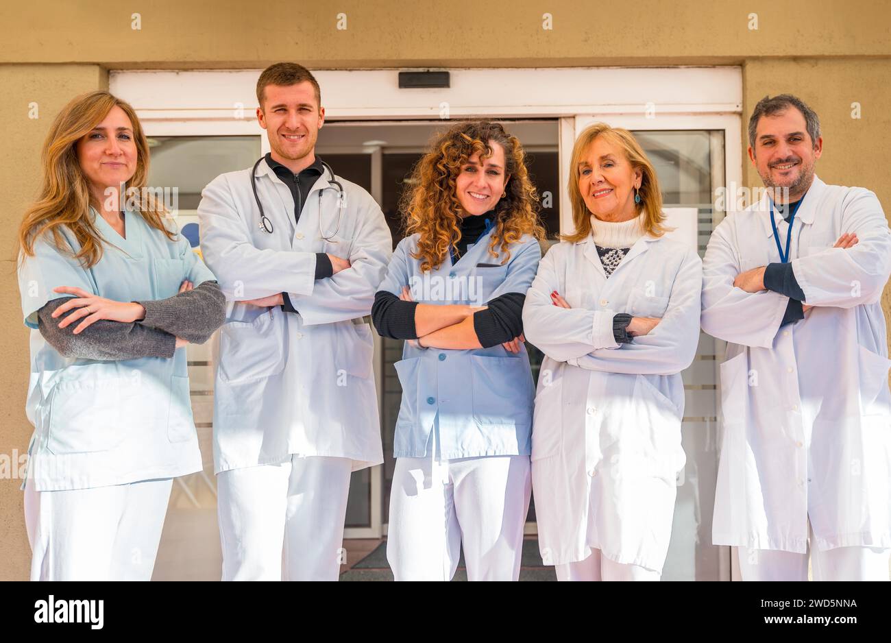 Portrait de l'équipe médicale fière dans l'entrée de l'hôpital debout avec les bras croisés Banque D'Images