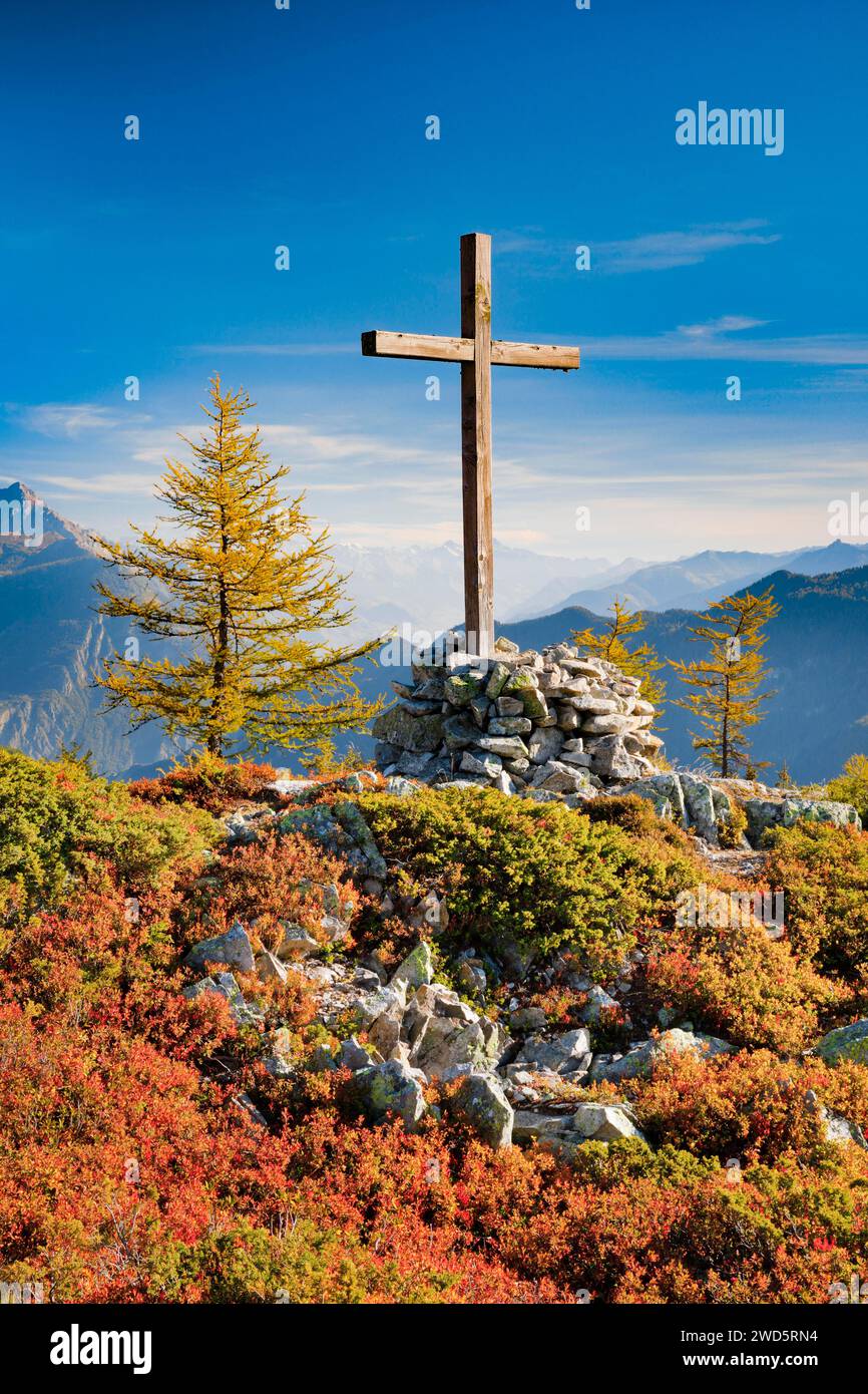 Vue sur les montagnes valaisannes et la vallée du Rhône avec croix sommitale en automne, Bas-Valais, Suisse Banque D'Images