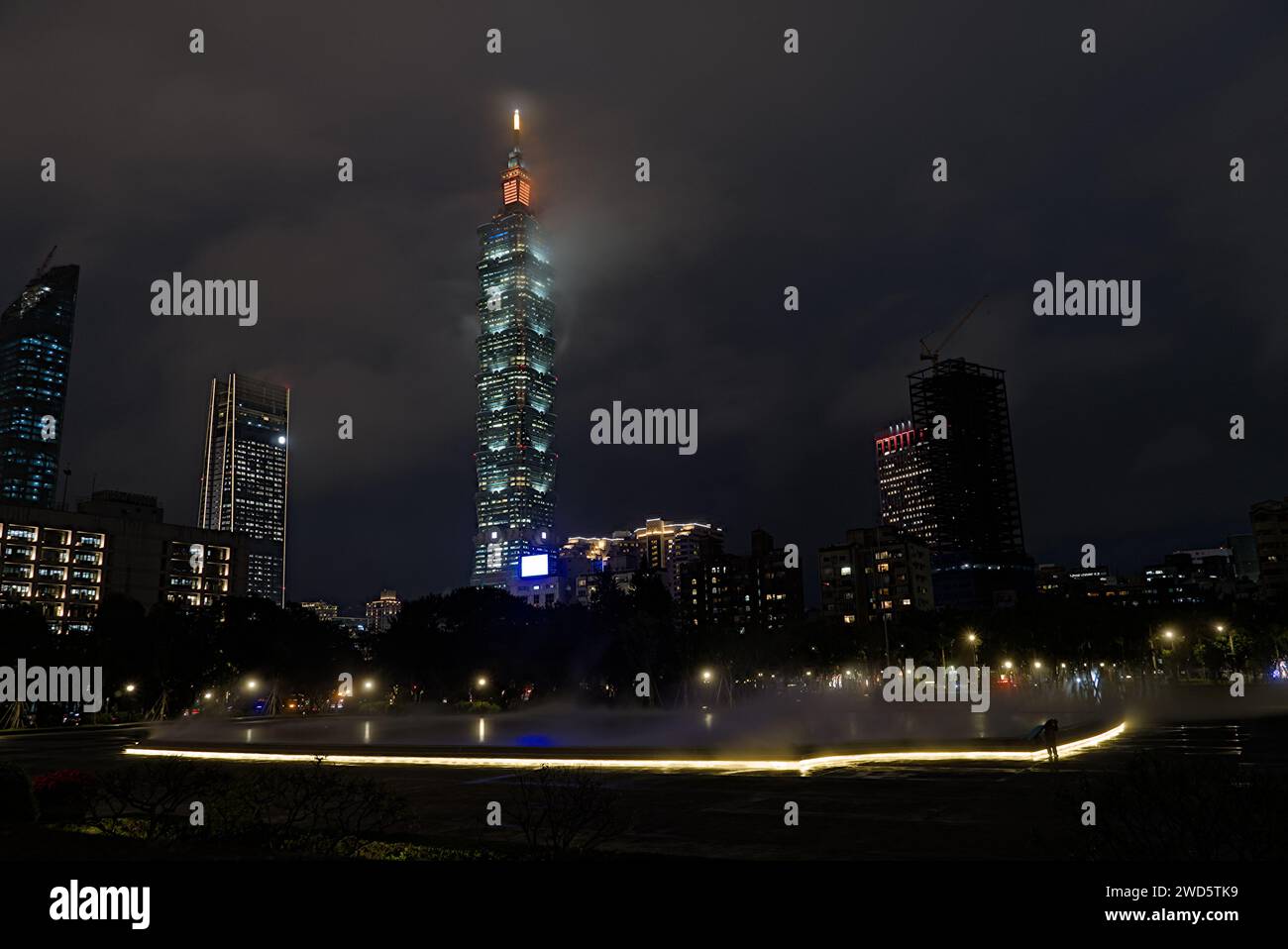 Taipei 101 Tower dans la nuit brumeuse. Banque D'Images