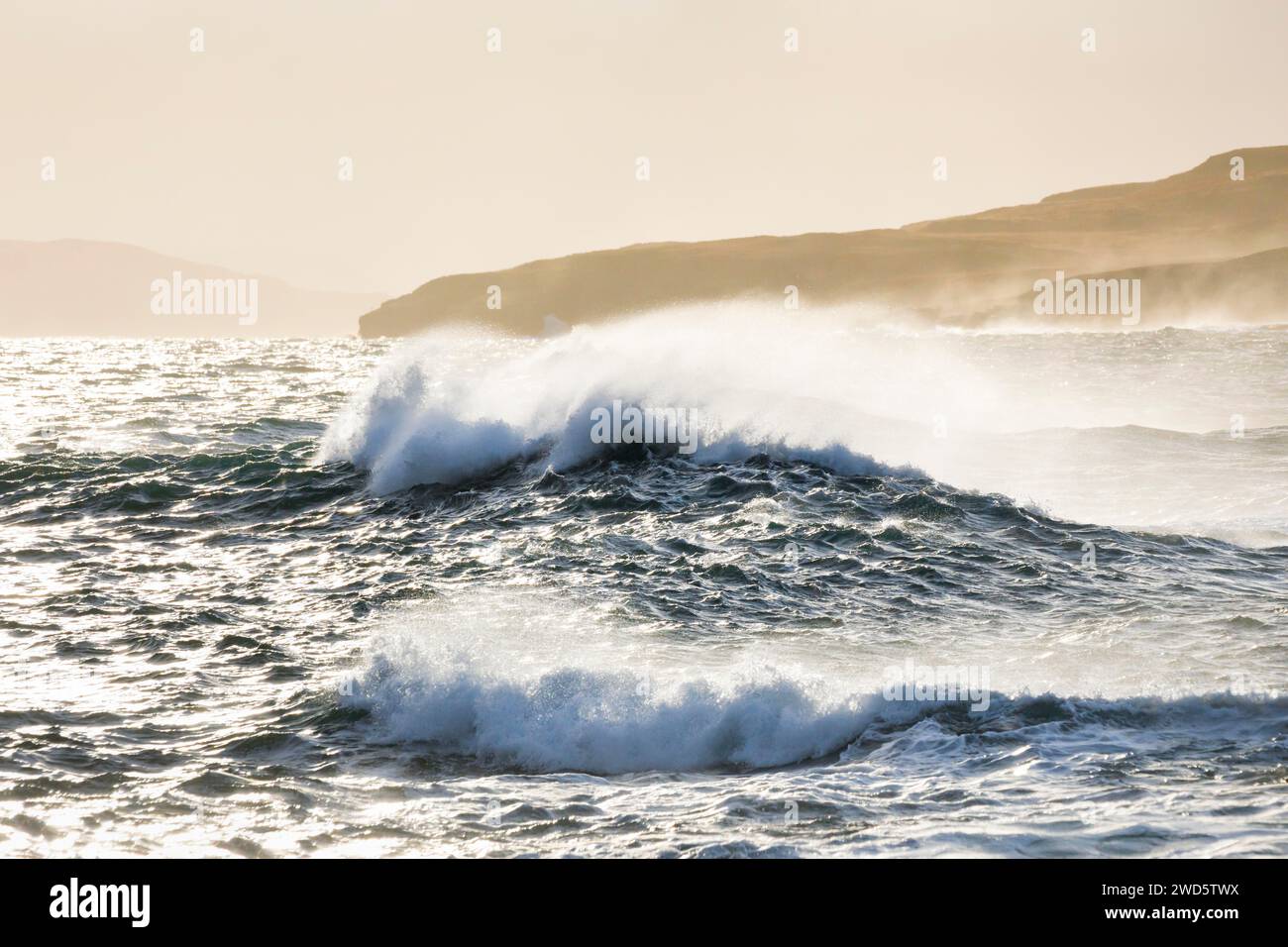 Paysage côtier avec les îles d'été au lever du soleil avec vagues de tempête sur la mer, côte ouest de l'Écosse Banque D'Images