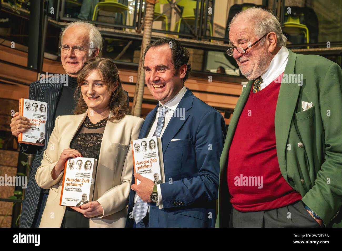 Harald Schmidt und Autoren BEI der Veranstaltung Aus der Zeit gefallen, salon Luitpold, München, 18. Janvier 2024 Deutschland, München, 18. Janvier 2024, von Links : Harald Schmidt, geb. 1957, deutscher Entertainer und Fernsehmodérateur, Franca Bauernfeind, geb. 1998, CDU-Nachwuchspolitikerin, Dominik Pförringer, Orthopäde, Jürgen Großmann, geb. 1952, ex RWE-Manager, Stahlmanager, Mitautoren des Buches : AUS der Zeit gefallen. Drei Generationen WIDER den Zeitgeist, gleichnamige Diskussonsveranstaltung zum Buch, zu dem Harald Schmidt das Vorwort verfosst Hat, in der Reihe salon Luitpold im CafÃ lui Banque D'Images