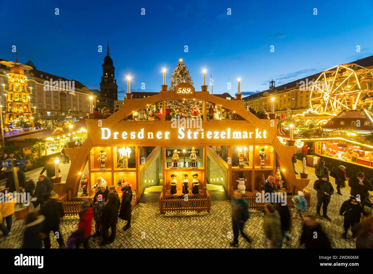 Le Dresden Striezelmarkt est un marché de Noël à Dresde. Il a lieu à l