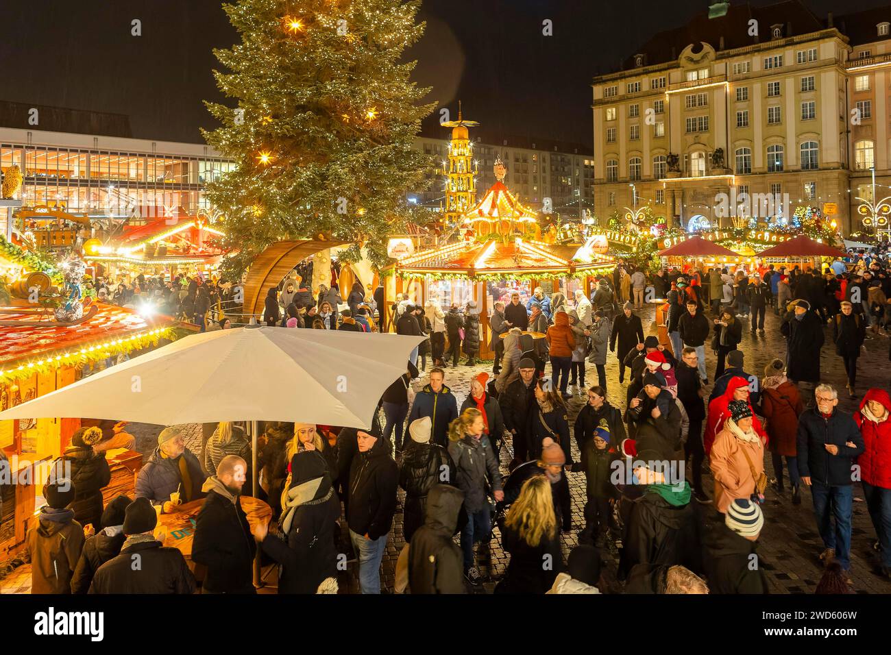 Le Dresden Striezelmarkt est un marché de Noël à Dresde. Il a lieu à l