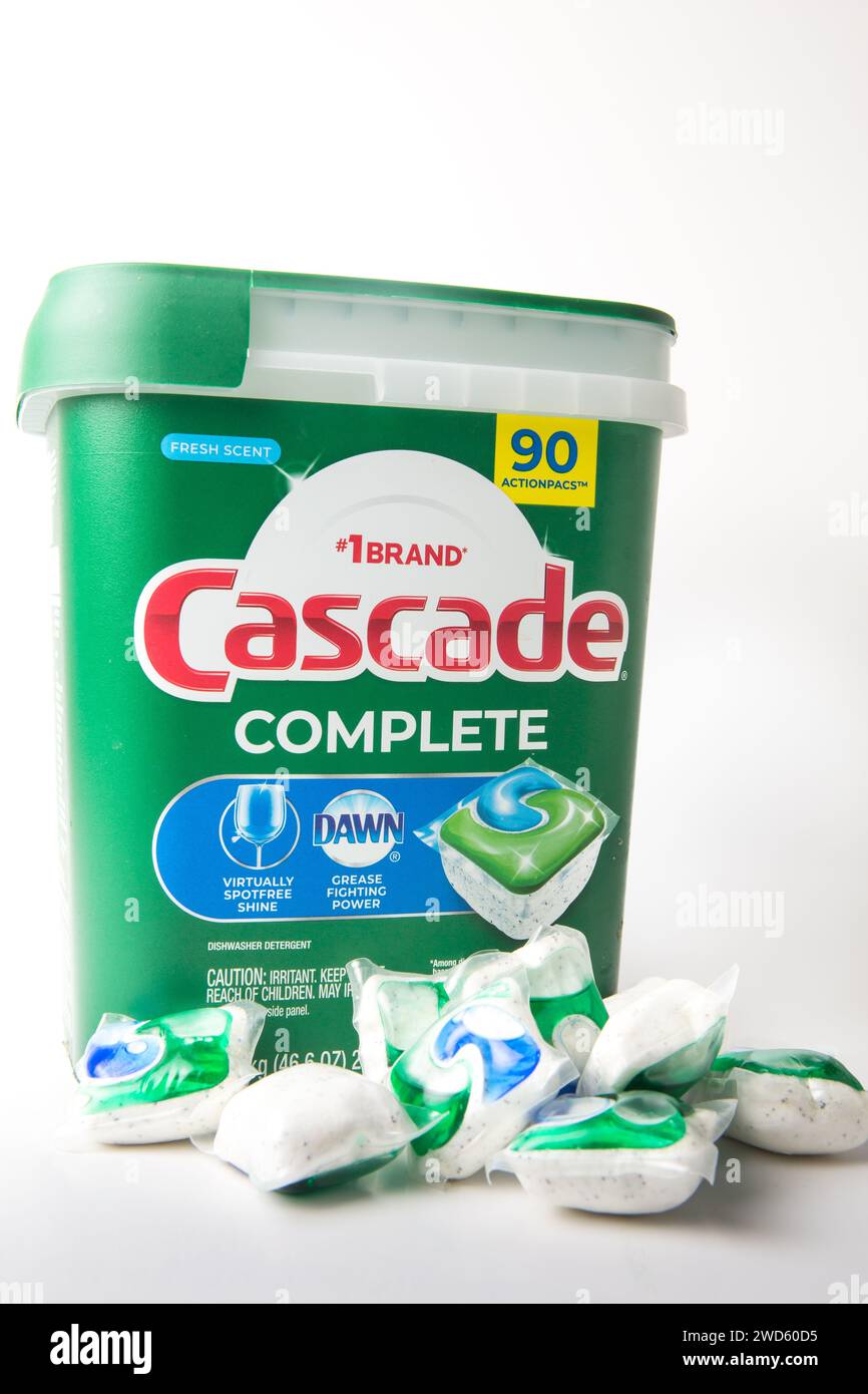 Gousses complètes pour lave-vaisselle parfum citron en cascade Banque D'Images