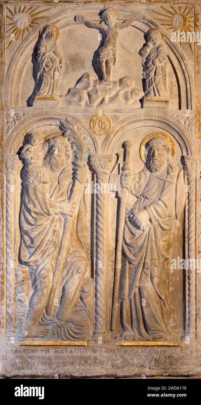 TRÉVISE, ITALIE - 8 NOVEMBRE 2023 : le relief de St. Cristopher et St. André le Grand dans l'église Chiesa di San Vito e Santa Lucia ( 1437). Banque D'Images