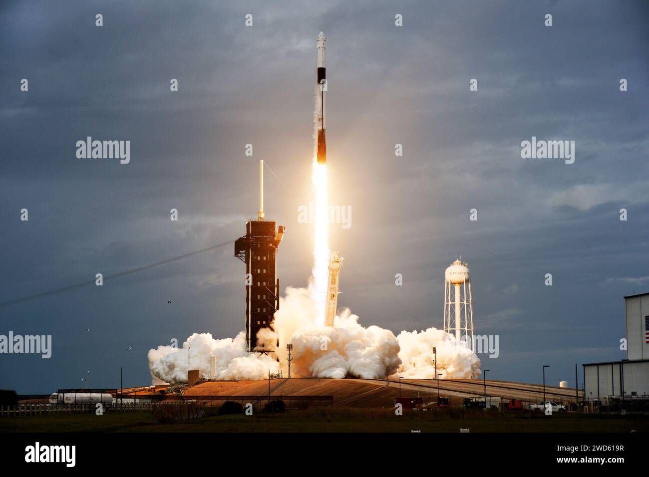 Une fusée SpaceX Falcon 9 lance l'équipage international de la mission Axiom 3 à 4:49 h du complexe de lancement 39a au Kennedy Space Center, Floride, le jeudi 18 janvier 2024. Photo de Joe Marino/UPI crédit : UPI/Alamy Live News Banque D'Images