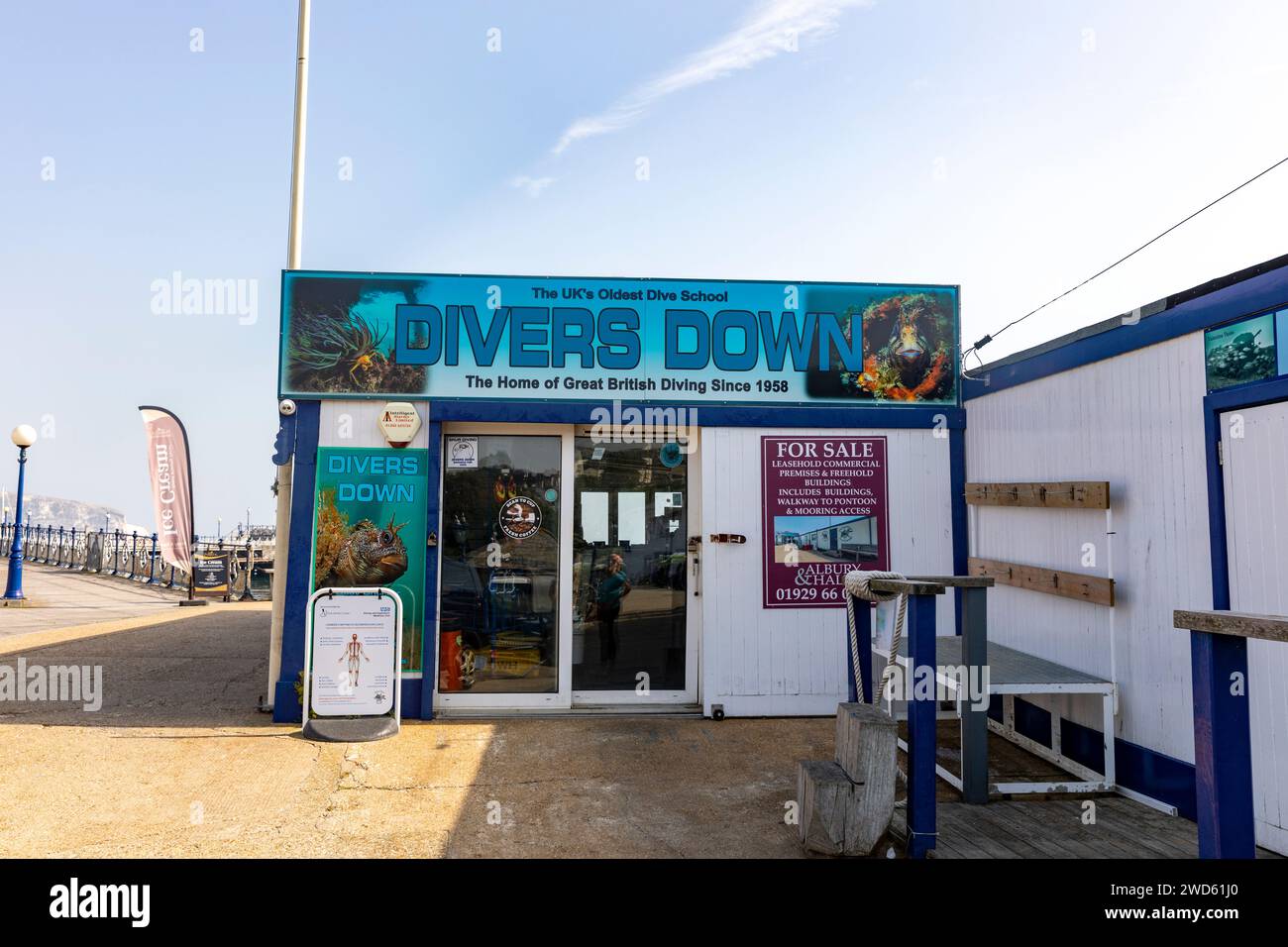 Swanage Dorset, Angleterre, école de plongée plongeante sur Swanage Pier, enseignement des leçons de plongée, Angleterre, Royaume-Uni, 2023 Banque D'Images