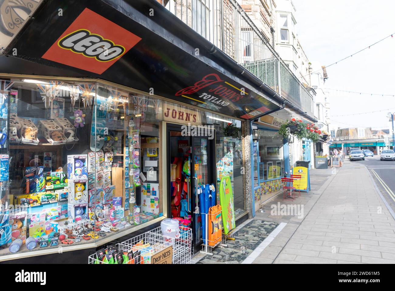 Swanage Isle of Purbeck, Dorset, magasin de jouets pour enfants dans le centre-ville avec des produits lego disponibles, Angleterre, Royaume-Uni, 2023 Banque D'Images