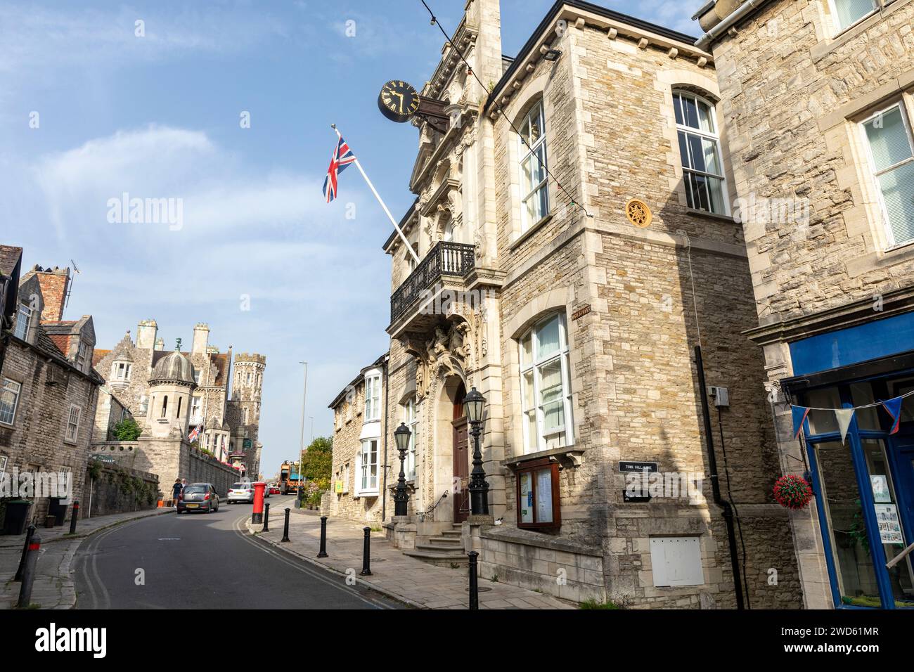 Ville de Swanage dans le Dorset, mairie et bâtiment des bureaux du conseil dans la rue principale Swanage avec Union Jack volant, Angleterre, Royaume-Uni, 2023 Banque D'Images