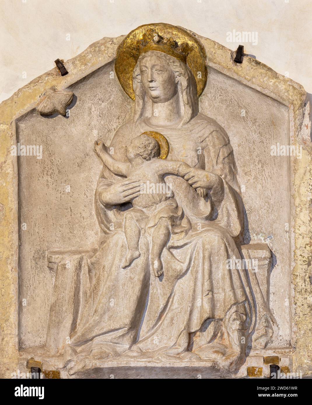 Trévise - le relief de Madone avec l'enfant Jésus et papillon (symbole de l'âme) dans l'église Chiesa di San Vito e Santa Lucia Banque D'Images