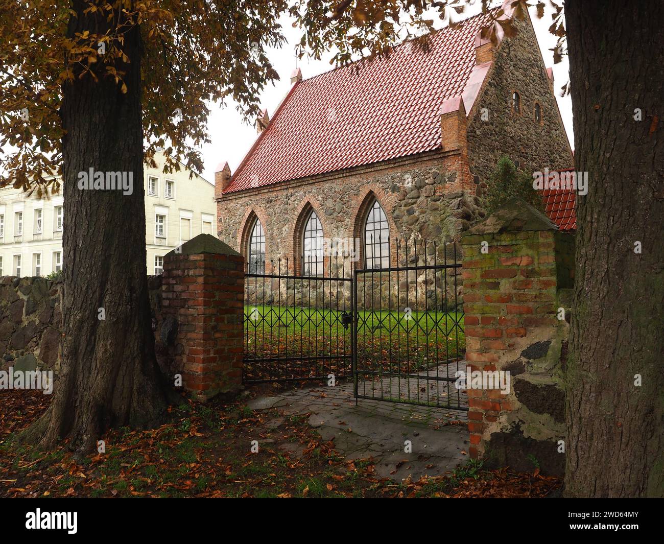 Une petite vieille église en Pologne Trzebiatow Banque D'Images