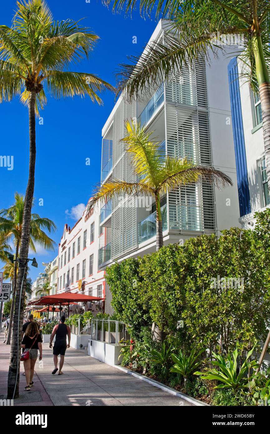 Bande hôtelière sur Ocean Drive dans le quartier historique art déco de South Beach, Floride — janvier 2023 Banque D'Images