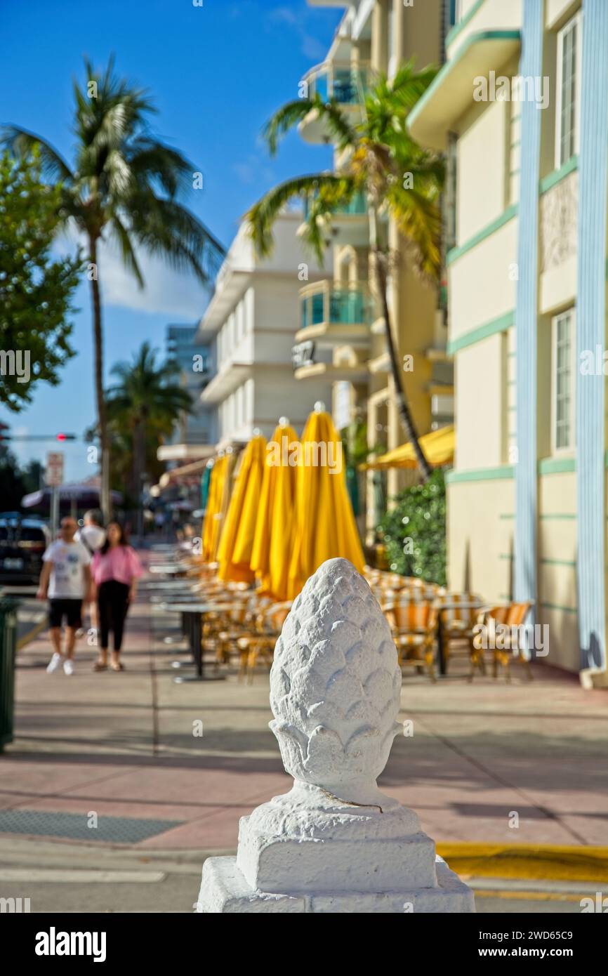 Une pomme de pin surmontée de murs le long du trottoir Ocean Drive dans le quartier Art déco de Miami Beach, Floride Banque D'Images