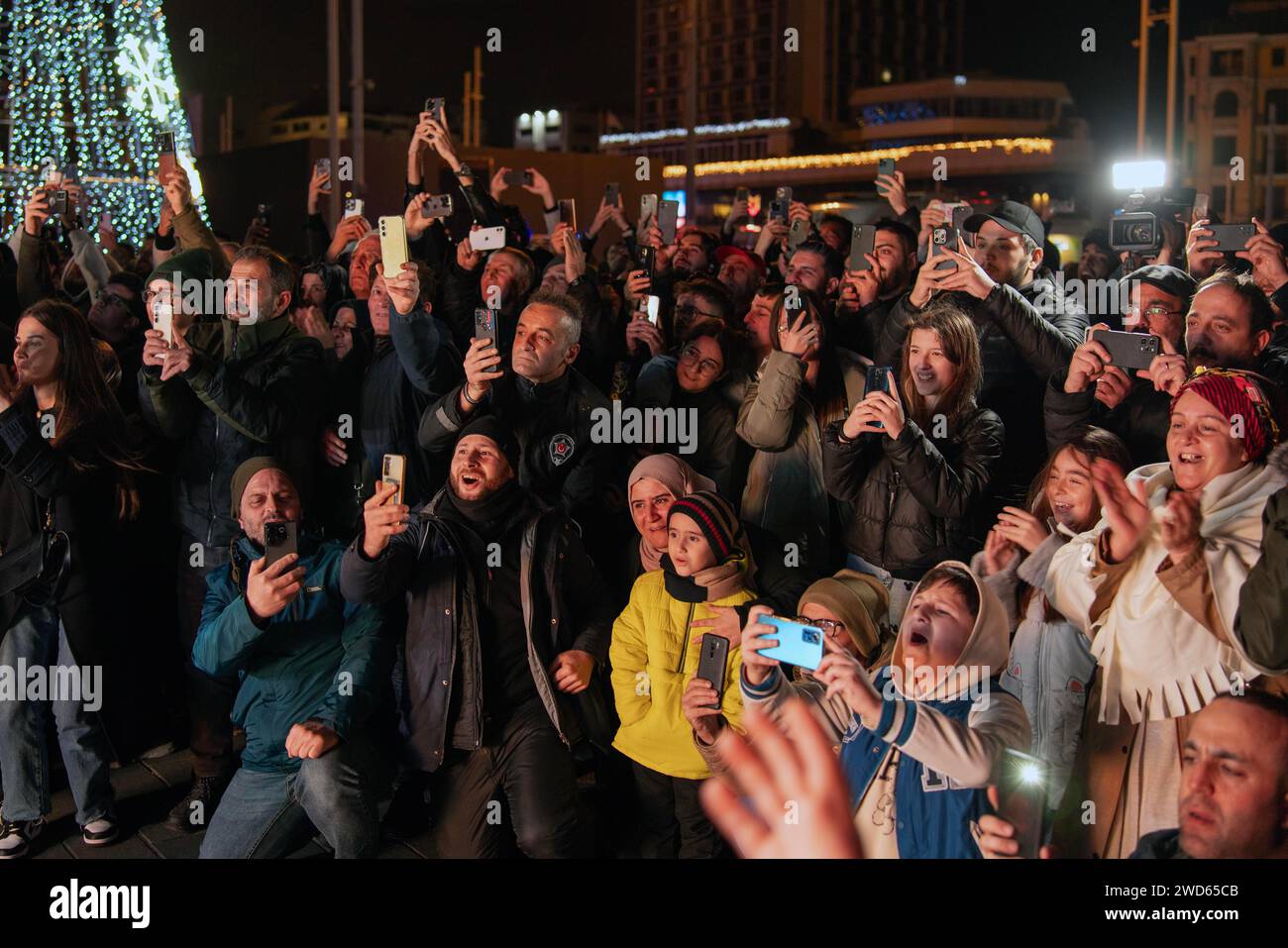 Beyoglu, Istanbul, Turquie. 19 janvier 2024. Des centaines de personnes sur la place Taksim d'Istanbul, ont regardé le lancement de la sonde Dragon pour la mission spatiale Axiom Mission-3 (Ax-3) le 19 janvier 2024, à 16,49 heure locale américaine (TSI 00.49) dans le cadre du projet turc d'envoyer des humains dans l'espace pour la première fois, le vaisseau spatial Dragon a été lancé avec succès vers la Station spatiale internationale (ISS) avec la fusée SpaceX Falcon 9 depuis le centre spatial de Floride. (Image de crédit : © Tolga Uluturk/ZUMA Press Wire) USAGE ÉDITORIAL SEULEMENT! Non destiné à UN USAGE commercial ! Banque D'Images