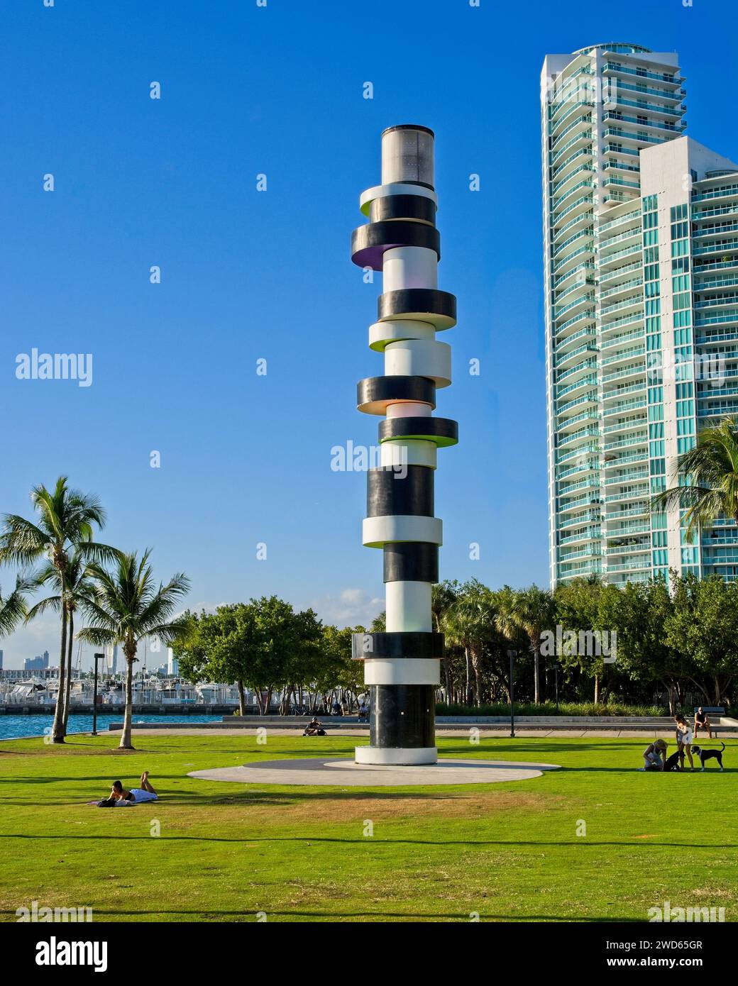 Phare de South Pointe Park dans un parc public riverain entouré de gratte-ciel résidentiels de South Beach—Miami Beach Floride ; janvier 2023 Banque D'Images