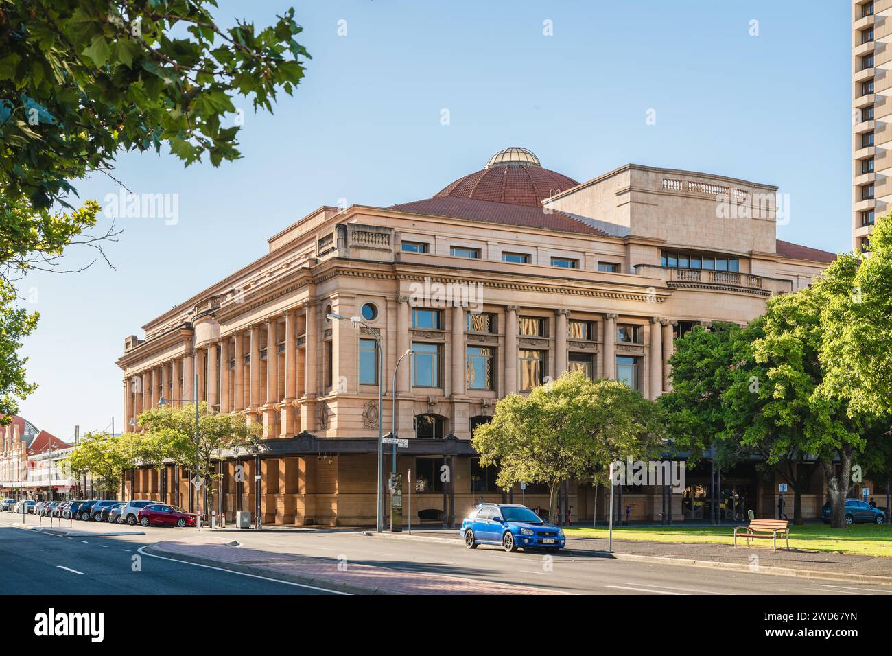 Adélaïde, Australie - 19 décembre 2020 : Sir Samuel Way courts Building comme siège principal de la Cour de district d'Australie méridionale sur Victoria Square v Banque D'Images