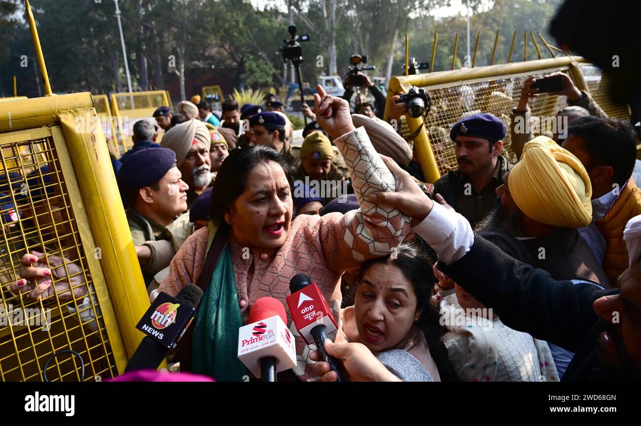 CHANDIGARH, INDE - JANVIER 18 : les conseillers de l'AAP et du Congrès protestent devant le bureau de MC sur la question des élections municipales le 18 janvier 2024 à Chandigarh, en Inde. Tous les yeux étaient tournés vers les sondages du maire de Chandigarh aujourd'hui, car cela testerait la réunion du Congrès et du Parti AAM Aadmi (AAP) en tant que coalition du bloc INDIEN de l'opposition, des mois avant les sondages Lok Sabha de 2024. Cependant, le scrutin a été reporté à de nouveaux ordres en raison de la «mauvaise santé» du président désigné Anil Masih. (Photo de Ravi Kumar/Hindustan Times/Sipa USA) Banque D'Images