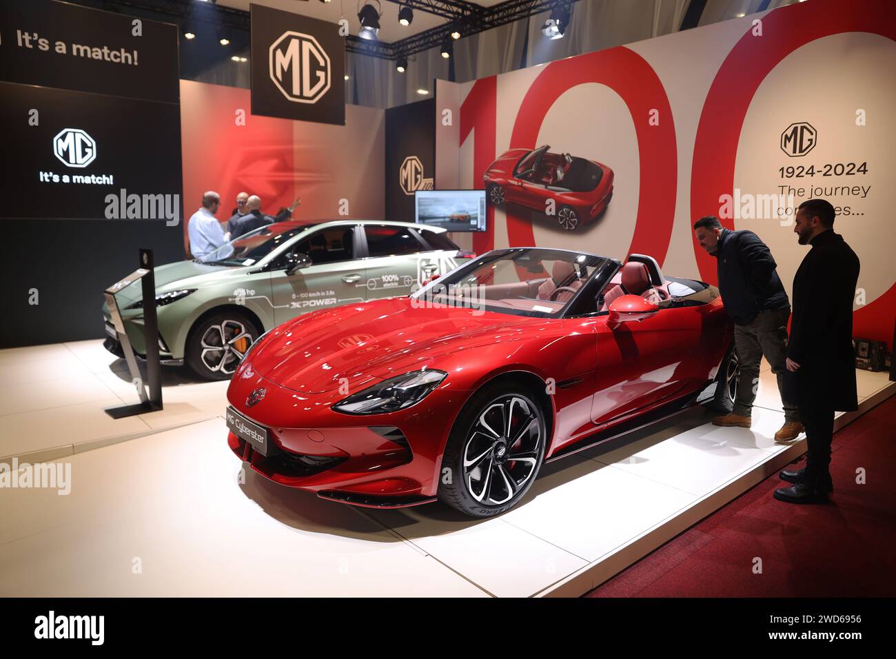 Pékin, Belgique. 17 janvier 2024. Les visiteurs voient les voitures électriques Morris garages exposées au salon de l'auto de Bruxelles, Belgique, le 17 janvier 2024. Le salon de l'auto de Bruxelles (bas) a débuté mercredi dans la capitale belge, présentant plus de 400 voitures, motos et camions de plus de 150 entreprises, mettant la mobilité durable sous les feux de la rampe. Crédit : Zhao Dingzhe/Xinhua/Alamy Live News Banque D'Images