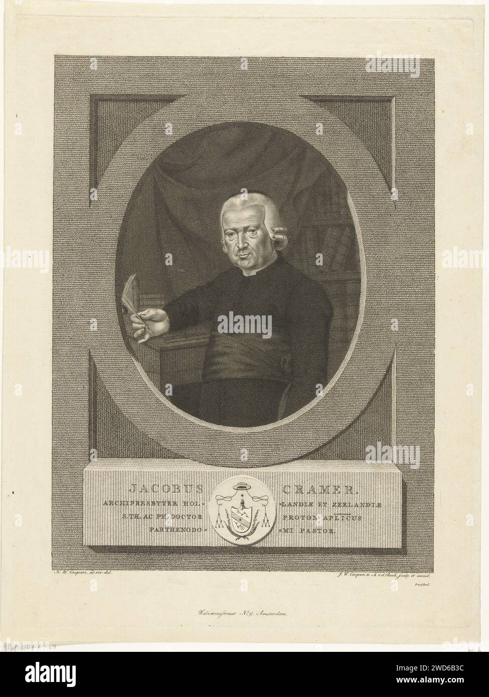Portret van Jacob Cramer, Jan Willem Caspari, d'après Hendrik Willem Caspari, 1789 - 1822 imprimer Portrait en liste ovale de Jacobus Cramer, pasteur du R.K. Maagdenhuis, prêtre archevêque de Hollande et de Zélande et aumônier du roi Louis Napoléon. Cramer porte la robe de l'évêque et s'assoit derrière son bureau avec le buste à gauche. Il a un stylo dans la main droite. Une bibliothèque en arrière-plan. L'estampe a une légende latine avec le nom de la personne représentée. Gravure sur papier Amsterdam Banque D'Images