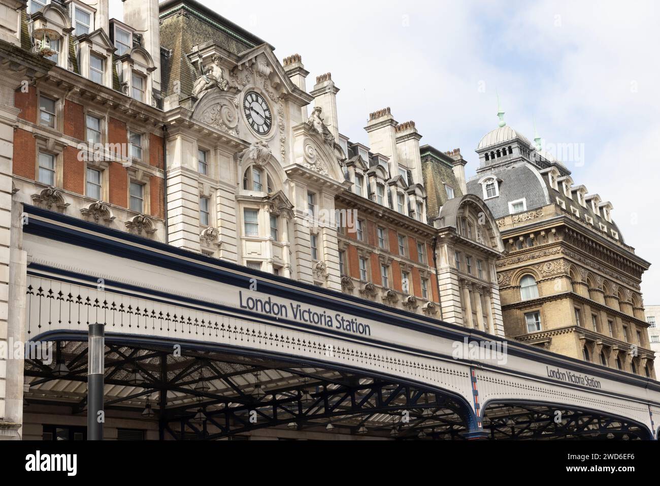 Architecture extérieure de la gare Victoria dans le centre de Londres, y compris la canopée ornée Banque D'Images
