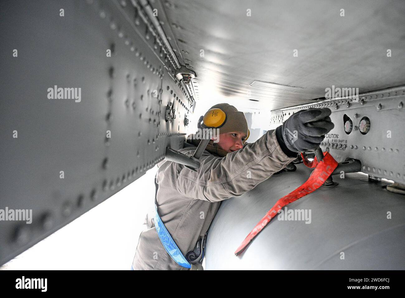 16 janvier 2024 - Selfridge Air National Guard Bas, Michigan, USA - l'aviateur supérieur Alana Haeussler, spécialiste des systèmes de munitions, 127th Maintenance Squadron, effectue des vérifications sur un avion A-10C Thunderbolt II avant de charger des munitions pour une mission d'entraînement à la Selfridge Air National Guard base, Michigan January.16, 2024. (Photo de Tom Demerly) (image de crédit : © U.S. National Guard/ZUMA Press Wire) USAGE ÉDITORIAL SEULEMENT! Non destiné à UN USAGE commercial ! Banque D'Images