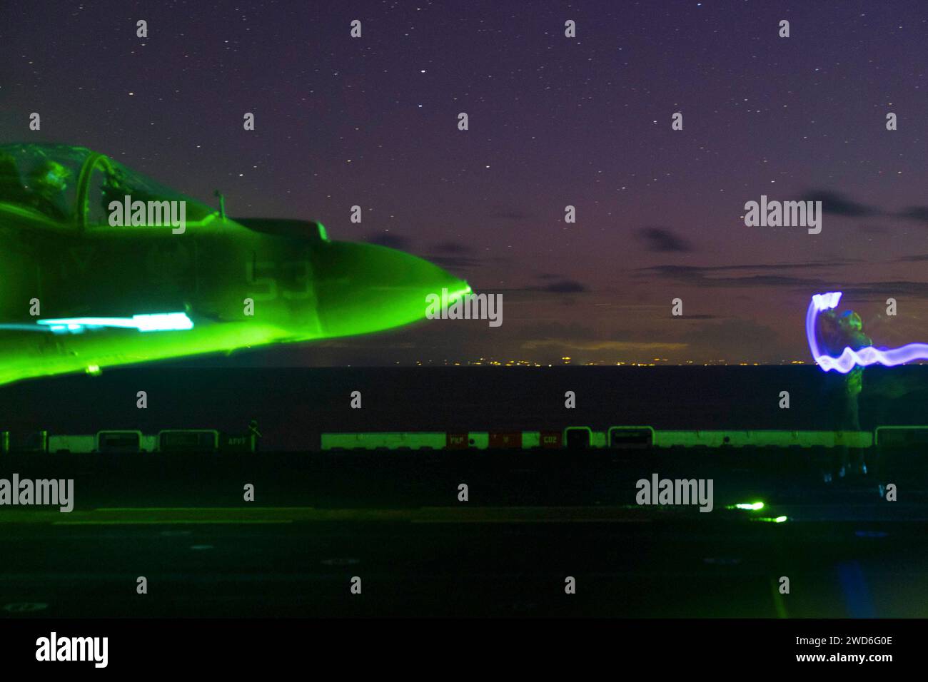 Mer Méditerranée. 1 janvier 2024. Un pilote de l'US Marine corps, affecté au Marine Medium Tilt rotor Squadron (VMM) 162 (renforcé), taxie un AV-8B Harrier, attaché au VMM 162 (renforcé), pour décoller du pont d'envol du navire d'assaut amphibie USS Bataan (LHD 5) de la classe Wasp, en janvier. 1. Bataan est actuellement déployé dans la zone d ' opérations des forces navales américaines en Europe, et est employé par la sixième flotte des États-Unis pour défendre les intérêts de ses alliés et de ses partenaires. (Image de crédit : © U.S. Navy/ZUMA Press Wire) USAGE ÉDITORIAL SEULEMENT! Non destiné à UN USAGE commercial ! Banque D'Images